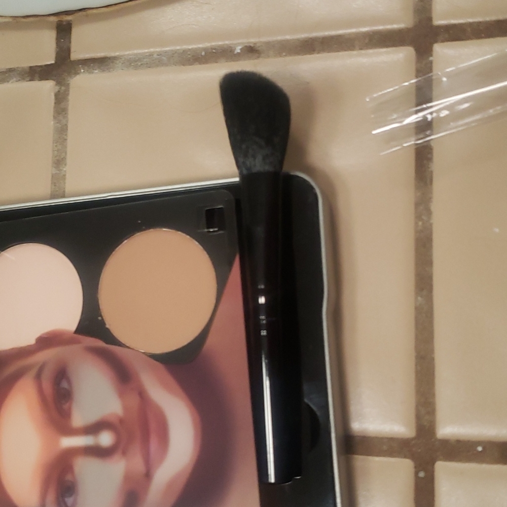 NEW!! ME MAKEOVER ESSENTIALS CONTOUR KIT - Picture 6 of 9
